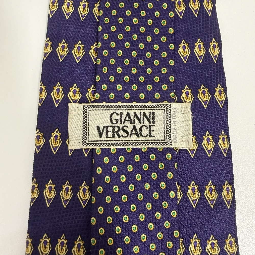 Gianni Versace Men's Tie "GV" Logo Diamonds Purple Silk 3.75" (W) x 57" (L) euc